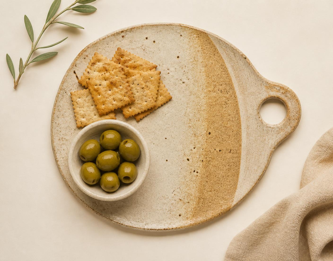 Konceptbild: lerbricka ovanifrån med kex och oliver