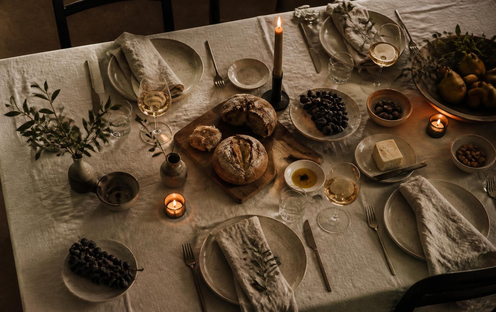 Konceptbild: dukat bord med linne, ljus och bröd